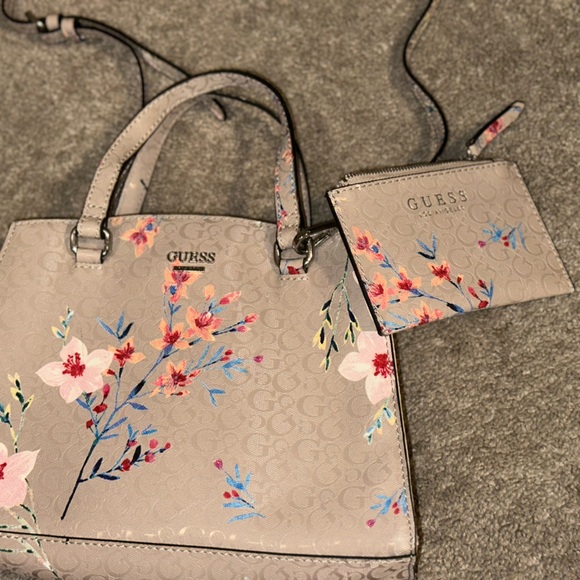 💓Guess💓 purse + wallet set - Picture 2 of 5